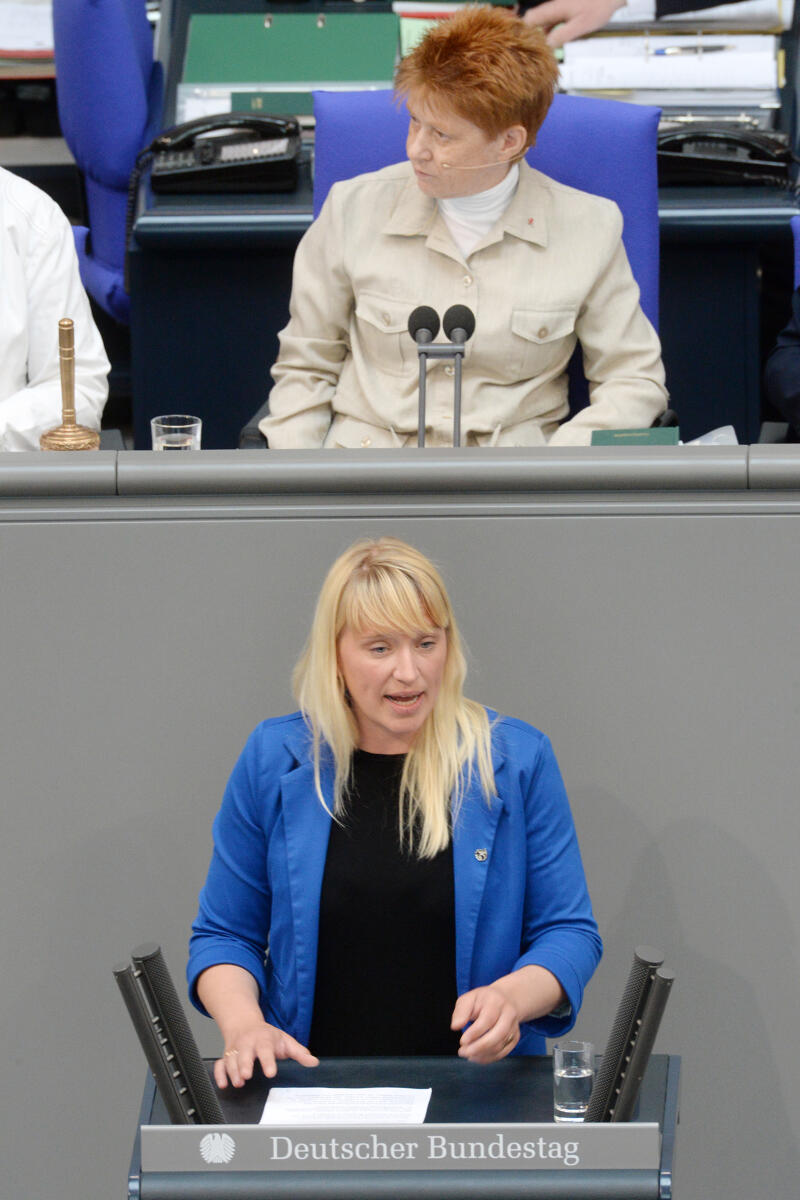 Amtsberg, Luise; Pau, Petra Luise Amtsberg, Bündnis 90/Die Grünen, Bundestagsabgeordnete, Abgeordnete, Mitglied Deutscher Bundestag, MdB, Rede, 40. Sitzung, Top 18, Thema: Familiennachzug zu subsidiär Schutzberechtigten, Vorsitz: Bundestagsvizepräsidentin Petra Pau, DIE LINKE.; Rednerpult.