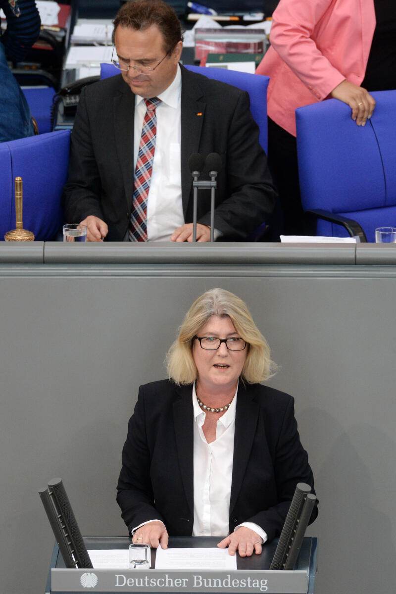 Dassler, Britta Katharina; Friedrich, Hans-Peter Britta Katharina Dassler, FDP, Bundestagsabgeordnete, Abgeordnete, Mitglied Deutscher Bundestag, MdB, Rede, 39. Sitzung, Top 6, Thema: Menschenrechtsverletzungen - Fußball-WM 2018, Vorsitz: Bundestagsvizepräsident Dr. Hans-Peter Friedrich, CDU/CSU.; Rednerpult.