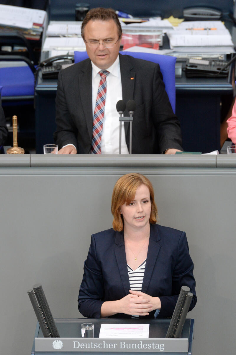 Jensen, Gyde; Friedrich, Hans-Peter Gyde Jensen, FDP, Bundestagsabgeordnete, Abgeordnete, Mitglied Deutscher Bundestag, MdB, Rede, 39. Sitzung, Top 6, Thema: Menschenrechtsverletzungen - Fußball-WM 2018, Vorsitz: Bundestagsvizepräsident Dr. Hans-Peter Friedrich, CDU/CSU.; Rednerpult.