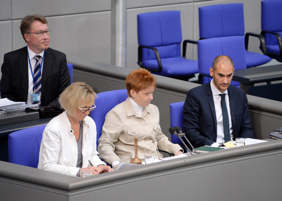 Nicolaisen, Petra; Bayaz, Danyal; Pau, Petra Schriftführer: Petra Nicolaisen, (li), CDU/CSU, Dr. Danyal Bayaz, (re), Bündnis 90/Die Grünen, Vorsitz: Bundestagsvizepräsidentin Petra Pau, DIE LINKE, 40. Sitzung Deutscher Bundestag.