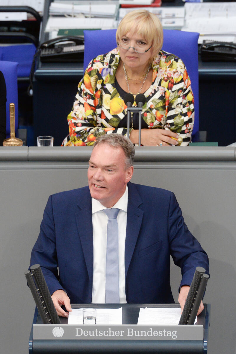 Steier, Andreas; Roth, Claudia Andreas Steier, CDU/CSU, Bundestagsabgeordneter, Abgeordneter, Mitglied Deutscher Bundestag, MdB, Rede, 40. Sitzung, Top 20, Thema: Agentur für radikale Innovation, Vorsitz: Bundestagsvizepräsidentin Claudia Roth, Bündnis 90/Die Grünen.; Rednerpult.