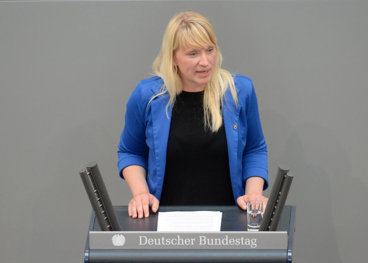 Amtsberg, Luise Luise Amtsberg, Bündnis 90/Die Grünen, Bundestagsabgeordnete, Abgeordnete, Mitglied Deutscher Bundestag, MdB, Rede, 40. Sitzung, Top 18, Thema: Familiennachzug zu subsidiär Schutzberechtigten.; Rednerpult.