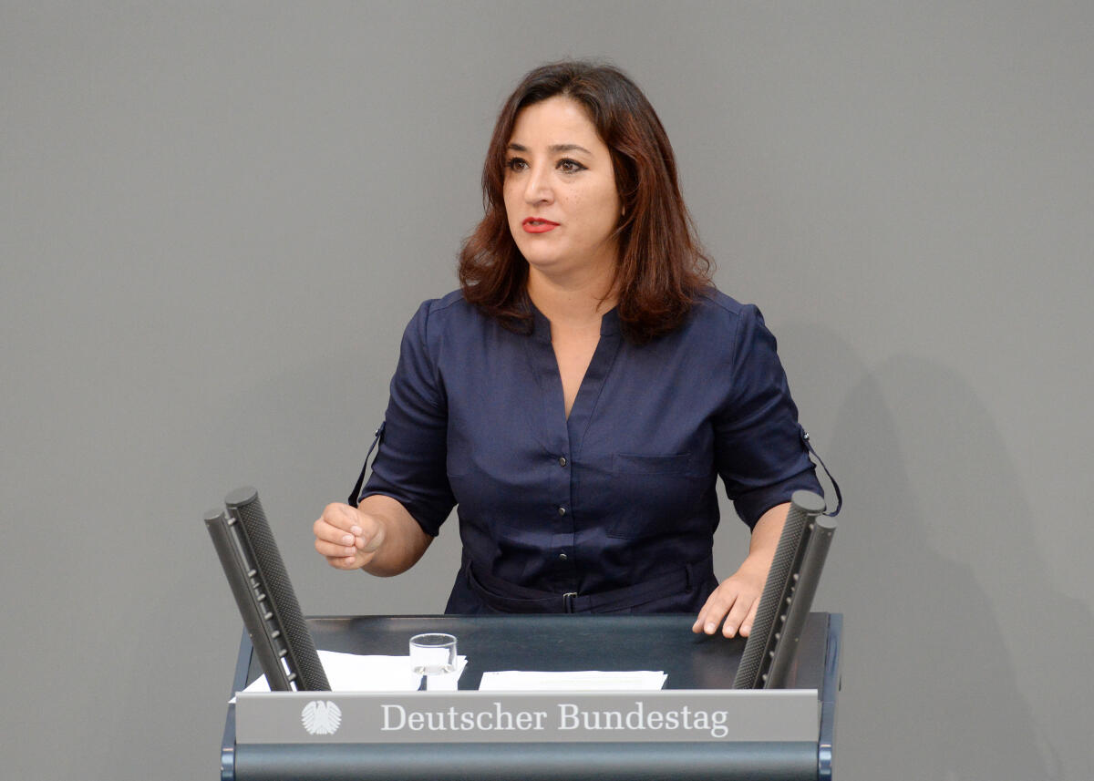 Akbulut, Gökay Gökay Akbulut, DIE LINKE, Bundestagsabgeordnete, Abgeordnete, Mitglied Deutscher Bundestag, MdB, Rede, 40. Sitzung, Top 18, Thema: Familiennachzug zu subsidiär Schutzberechtigten.; Rednerpult.