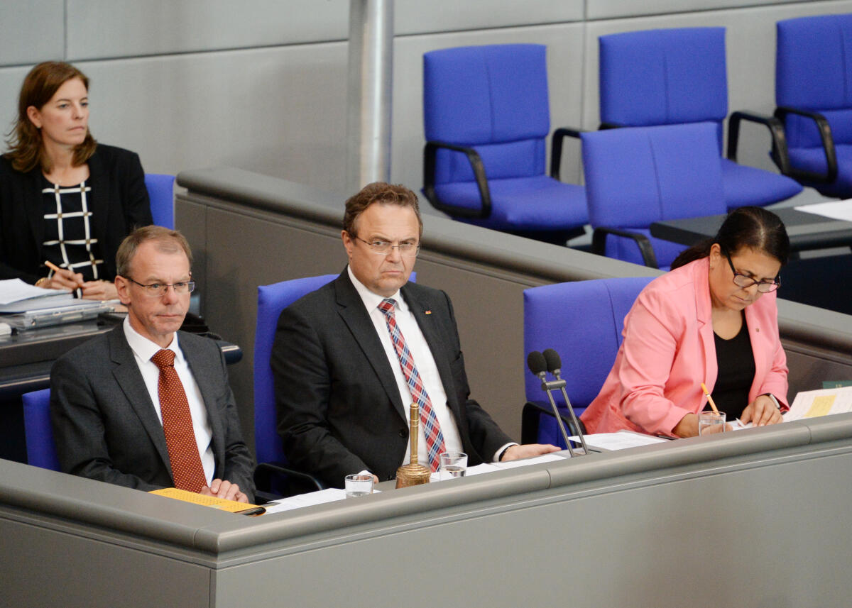 Kurth, Markus; Yüksel, Gülistan; Friedrich, Hans-Peter Schriftführer: Markus Kurth, (li), Bündnis 90/Die Grünen, Gülistan Yüksel, (re), SPD, Vorsitz: Bundestagspräsident Dr. Hans-Peter Friedrich, CDU/CSU, 39. Sitzung Deutscher Bundestag.