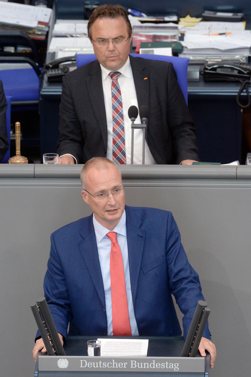 König, Jörn; Friedrich, Hans-Peter Jörn König, AfD, Bundestagsabgeordneter, Abgeordneter, Mitglied Deutscher Bundestag, MdB, Rede, 39. Sitzung, Top 6, Thema: Menschenrechtsverletzungen - Fußball-WM 2018, Vorsitz: Bundestagsvizepräsident Dr. Hans-Peter Friedrich, CDU/CSU.; Rednerpult.