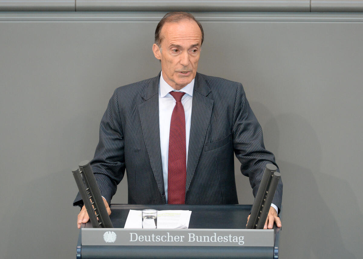Gienger, Eberhard Eberhard Gienger, CDU/CSU, Bundestagsabgeordneter, Abgeordneter, Mitglied Deutscher Bundestag, MdB, Rede, 39. Sitzung, Top 6, Thema: Menschenrechtsverletzungen - Fußball-WM 2018.; Rednerpult.