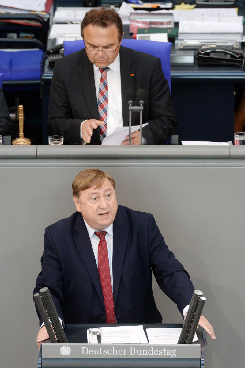 André Hahn, DIE LINKE, Bundestagsabgeordneter, Abgeordneter, Mitglied Deutscher Bundestag, MdB, Rede, 39. Sitzung, Top 6, Thema: Menschenrechtsverletzungen - Fußball-WM 2018, Vorsitz: Bundestagsvizepräsident Dr. Hans-Peter Friedrich, CDU/CSU.; Rednerpult. Hahn, André; Friedrich, Hans-Peter André Hahn, DIE LINKE, Bundestagsabgeordneter, Abgeordneter, Mitglied Deutscher Bundestag, MdB, Rede, 39. Sitzung, Top 6, Thema: Menschenrechtsverletzungen - Fußball-WM 2018, Vorsitz: Bundestagsvizepräsident Dr. Hans-Peter Friedrich, CDU/CSU.; Rednerpult.