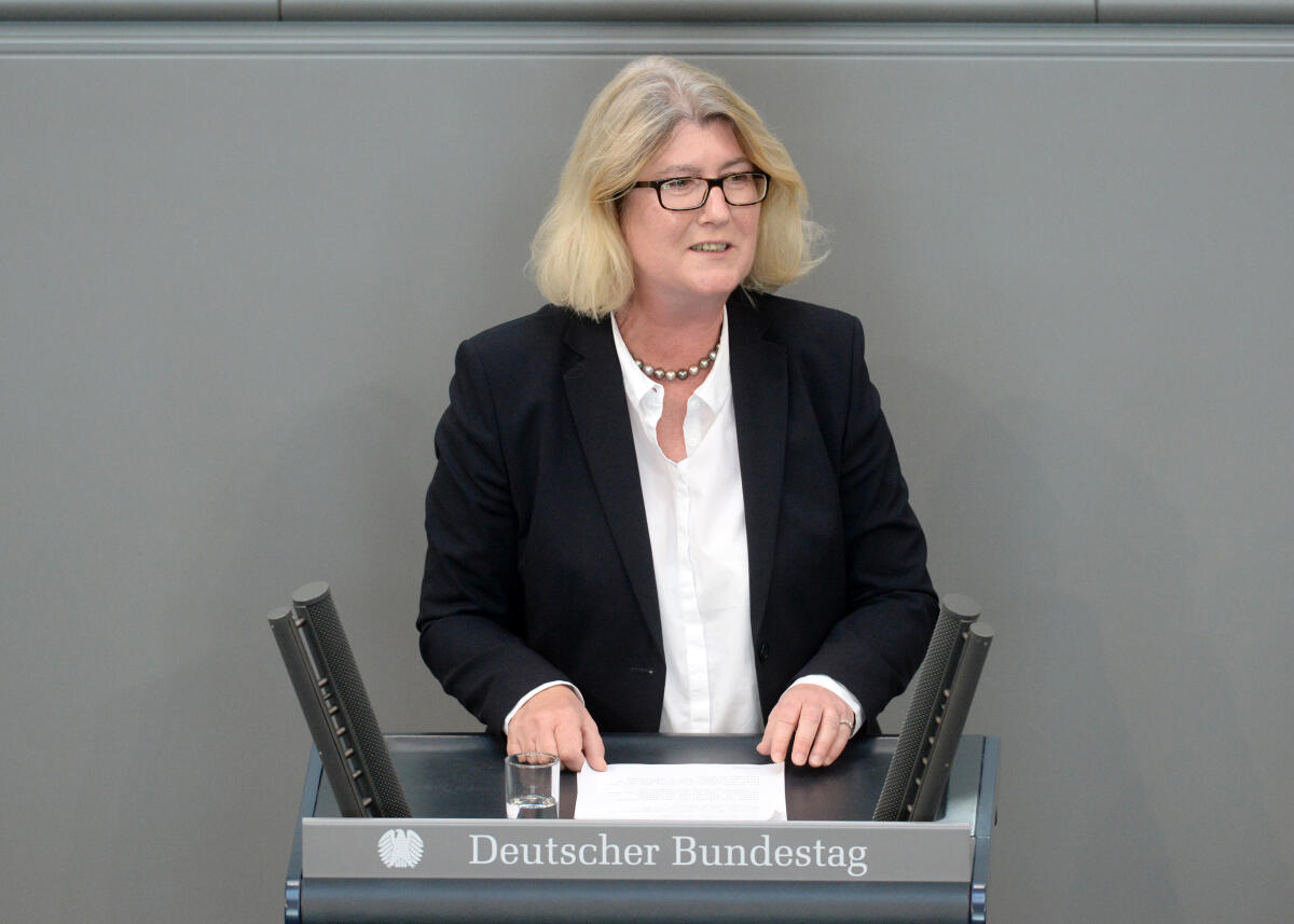 Britta Katharina Dassler, FDP, Bundestagsabgeordnete, Abgeordnete, Mitglied Deutscher Bundestag, MdB, Rede, 39. Sitzung, Top 6, Thema: Menschenrechtsverletzungen - Fußball-WM 2018.; Rednerpult. Dassler, Britta Katharina Britta Katharina Dassler, FDP, Bundestagsabgeordnete, Abgeordnete, Mitglied Deutscher Bundestag, MdB, Rede, 39. Sitzung, Top 6, Thema: Menschenrechtsverletzungen - Fußball-WM 2018.; Rednerpult.