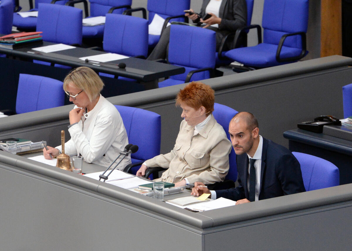 Nicolaisen, Petra; Bayaz, Danyal; Pau, Petra Schriftführer: Petra Nicolaisen, (li), CDU/CSU, Dr. Danyal Bayaz, (re), Bündnis 90/Die Grünen, Vorsitz: Bundestagsvizepräsidentin Petra Pau, DIE LINKE, 40. Sitzung Deutscher Bundestag.