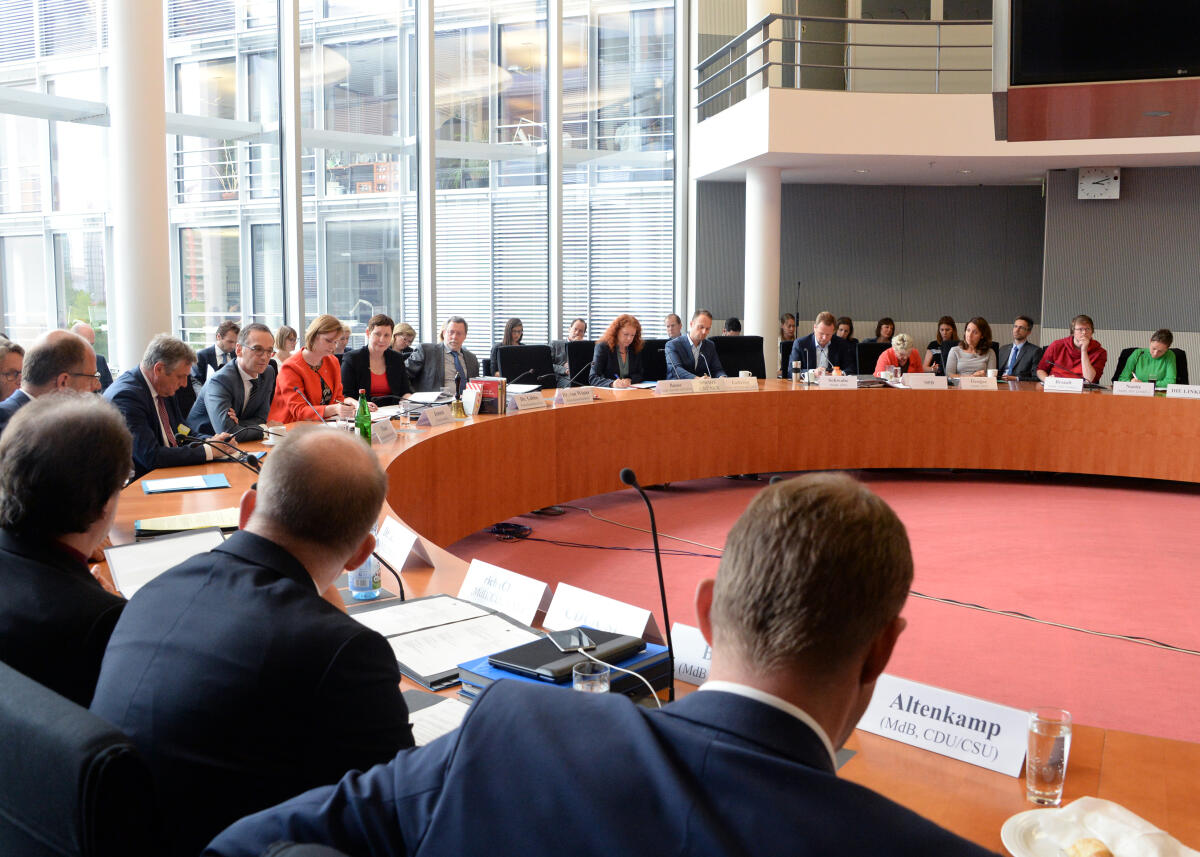 Der Bundesminister des Auswärtigen, Heiko Maas, SPD, ist zu Gast beim Ausschuss für Menschenrechte und humanitäre Hilfe. Gyde Jensen, FDP, Vorsitzende des Ausschusses, leitet die Sitzung.; Übersicht, Bundesaußenminister, Minister. Der Bundesminister des Auswärtigen, Heiko Maas, SPD, ist zu Gast beim Ausschuss für Menschenrechte und humanitäre Hilfe. Gyde Jensen, FDP, Vorsitzende des Ausschusses, leitet die Sitzung.; Übersicht, Bundesaußenminister, Minister.