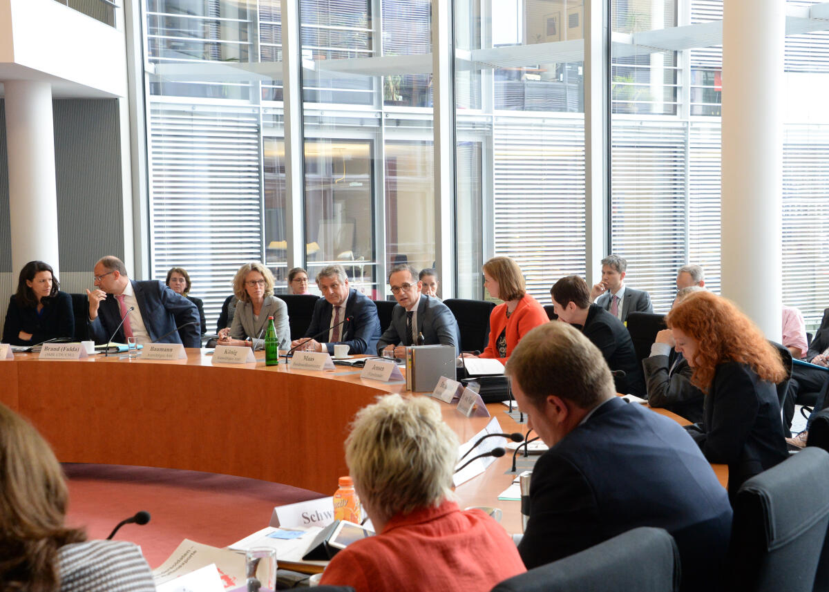 Der Bundesminister des Auswärtigen, Heiko Maas, SPD, ist zu Gast beim Ausschuss für Menschenrechte und humanitäre Hilfe. Gyde Jensen, FDP, Vorsitzende des Ausschusses, leitet die Sitzung.; Übersicht, Bundesaußenminister, Minister. Der Bundesminister des Auswärtigen, Heiko Maas, SPD, ist zu Gast beim Ausschuss für Menschenrechte und humanitäre Hilfe. Gyde Jensen, FDP, Vorsitzende des Ausschusses, leitet die Sitzung.; Übersicht, Bundesaußenminister, Minister.