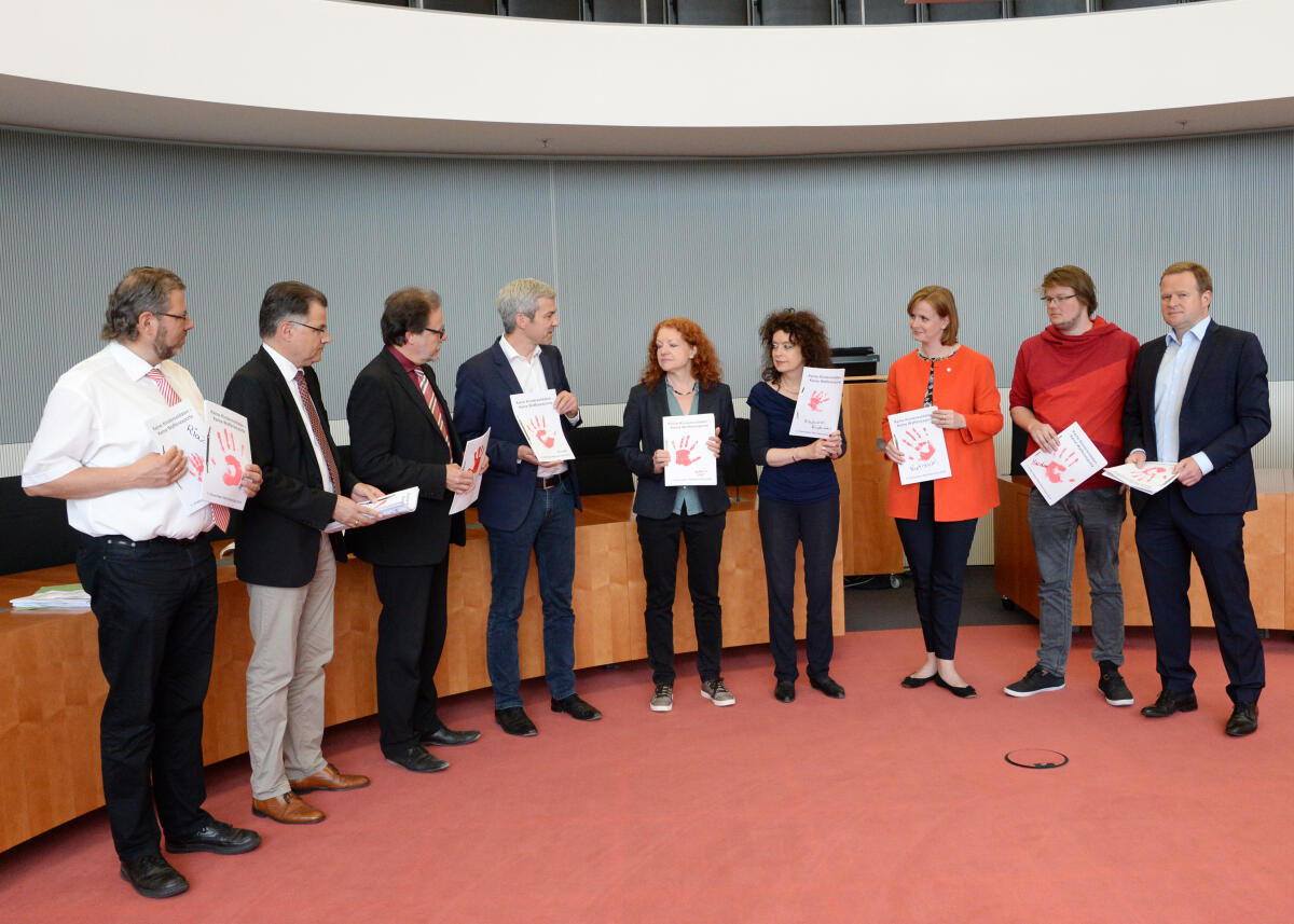 Zu Beginn der Sitzung des Ausschusses für Menschenrechte und humanitäre Hilfe, übergibt Frank Heinrich, (3.v.li), CDU/CSU, Mitglied des Ausschusses und des Bundestages, anlässlich des Red Hand Day in Chemnitz die "roten Hände", die als Zeichen für das Engagement gegen Kindersoldaten gesammelt wurden, an die Vorsitzende des Ausschusses, Gyde Jensen, (3.v.re), FDP, und die Obleute des Ausschusses.; Übergabe Jensen, Gyde; Heinrich, Frank Zu Beginn der Sitzung des Ausschusses für Menschenrechte und humanitäre Hilfe, übergibt Frank Heinrich, (3.v.li), CDU/CSU, Mitglied des Ausschusses und des Bundestages, anlässlich des Red Hand Day in Chemnitz die "roten Hände", die als Zeichen für das Engagement gegen Kindersoldaten gesammelt wurden, an die Vorsitzende des Ausschusses, Gyde Jensen, (3.v.re), FDP, und die Obleute des Ausschusses.; Übergabe