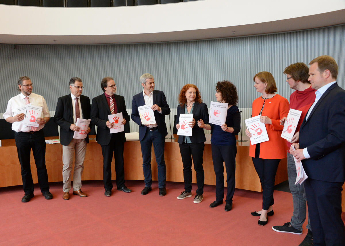 Zu Beginn der Sitzung des Ausschusses für Menschenrechte und humanitäre Hilfe, übergibt Frank Heinrich, (3.v.li), CDU/CSU, Mitglied des Ausschusses und des Bundestages, anlässlich des Red Hand Day in Chemnitz die "roten Hände", die als Zeichen für das Engagement gegen Kindersoldaten gesammelt wurden, an die Vorsitzende des Ausschusses, Gyde Jensen, (3.v.re), FDP, und die Obleute des Ausschusses.; Übergabe Jensen, Gyde; Heinrich, Frank Zu Beginn der Sitzung des Ausschusses für Menschenrechte und humanitäre Hilfe, übergibt Frank Heinrich, (3.v.li), CDU/CSU, Mitglied des Ausschusses und des Bundestages, anlässlich des Red Hand Day in Chemnitz die "roten Hände", die als Zeichen für das Engagement gegen Kindersoldaten gesammelt wurden, an die Vorsitzende des Ausschusses, Gyde Jensen, (3.v.re), FDP, und die Obleute des Ausschusses.; Übergabe
