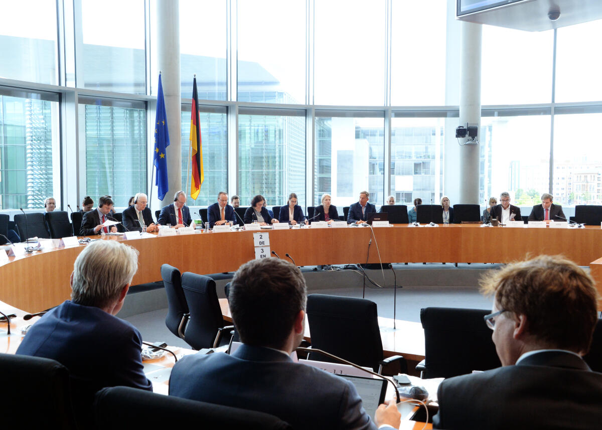 Gunther Krichbaum, CDU/CSU, Vorsitzender des Ausschusses des Deutschen Bundestages für die Angelegenheiten der Europäischen Union, begrüßt den Vizepremierminister und Außenminister von Irland, Simon Carbery Coveney, der als Gast an einer Ausschusssitzung teilnimmt.; Übersicht. Gunther Krichbaum, CDU/CSU, Vorsitzender des Ausschusses des Deutschen Bundestages für die Angelegenheiten der Europäischen Union, begrüßt den Vizepremierminister und Außenminister von Irland, Simon Carbery Coveney, der als Gast an einer Ausschusssitzung teilnimmt.; Übersicht.