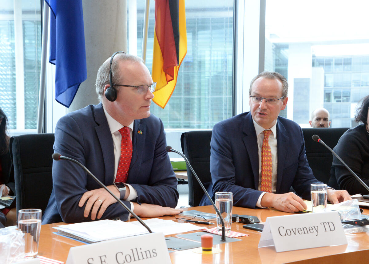 Gunther Krichbaum, (re), CDU/CSU, Vorsitzender des Ausschusses des Deutschen Bundestages für die Angelegenheiten der Europäischen Union, begrüßt den Vizepremierminister und Außenminister von Irland, Simon Carbery Coveney, (li), der als Gast an einer Ausschusssitzung teilnimmt. Krichbaum, Gunther; Coveney, Simon Carbery Gunther Krichbaum, (re), CDU/CSU, Vorsitzender des Ausschusses des Deutschen Bundestages für die Angelegenheiten der Europäischen Union, begrüßt den Vizepremierminister und Außenminister von Irland, Simon Carbery Coveney, (li), der als Gast an einer Ausschusssitzung teilnimmt.