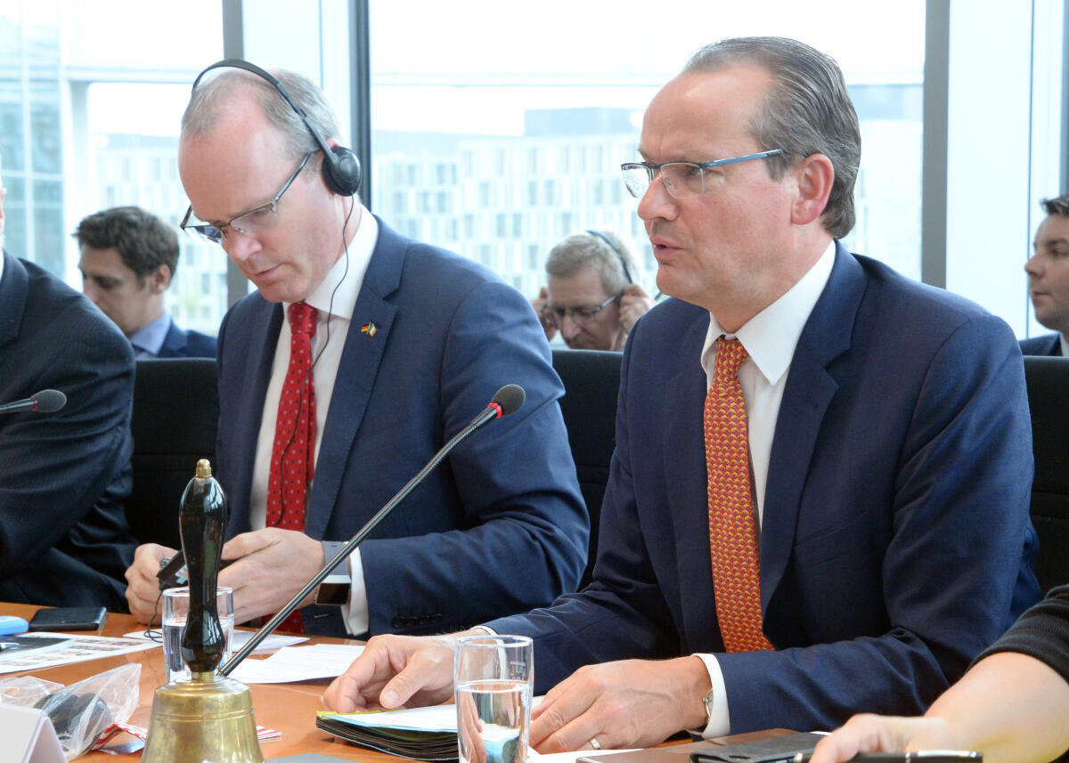 Gunther Krichbaum, (re), CDU/CSU, Vorsitzender des Ausschusses des Deutschen Bundestages für die Angelegenheiten der Europäischen Union, begrüßt den Vizepremierminister und Außenminister von Irland, Simon Carbery Coveney, (li), der als Gast an einer Ausschusssitzung teilnimmt. Krichbaum, Gunther; Coveney, Simon Carbery Gunther Krichbaum, (re), CDU/CSU, Vorsitzender des Ausschusses des Deutschen Bundestages für die Angelegenheiten der Europäischen Union, begrüßt den Vizepremierminister und Außenminister von Irland, Simon Carbery Coveney, (li), der als Gast an einer Ausschusssitzung teilnimmt.