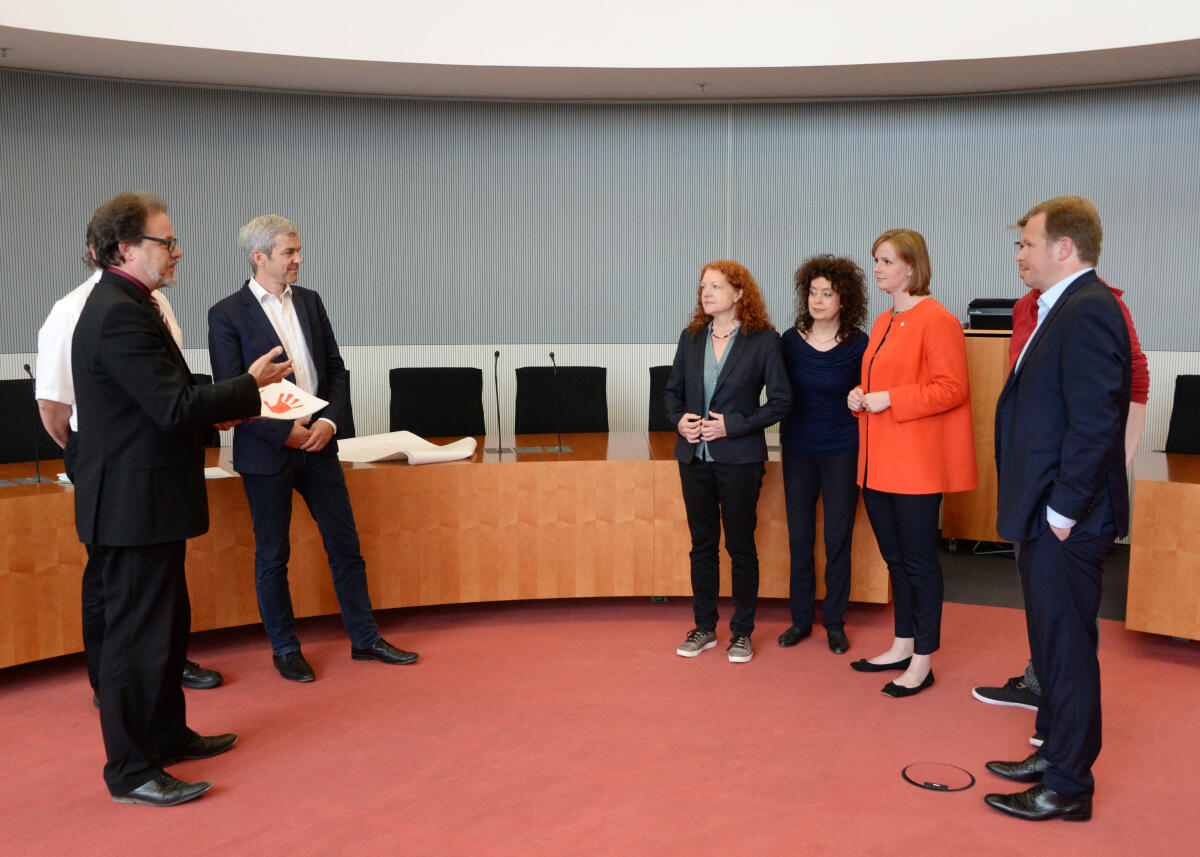 Zu Beginn der Sitzung des Ausschusses für Menschenrechte und humanitäre Hilfe, übergibt Frank Heinrich, (li), CDU/CSU, Mitglied des Ausschusses und des Bundestages, anlässlich des Red Hand Day in Chemnitz die "roten Hände", die als Zeichen für das Engagement gegen Kindersoldaten gesammelt wurden, an die Vorsitzende des Ausschusses, Gyde Jensen, (2.v.re), FDP, und die Obleute des Ausschusses.; Übergabe Jensen, Gyde; Heinrich, Frank Zu Beginn der Sitzung des Ausschusses für Menschenrechte und humanitäre Hilfe, übergibt Frank Heinrich, (li), CDU/CSU, Mitglied des Ausschusses und des Bundestages, anlässlich des Red Hand Day in Chemnitz die "roten Hände", die als Zeichen für das Engagement gegen Kindersoldaten gesammelt wurden, an die Vorsitzende des Ausschusses, Gyde Jensen, (2.v.re), FDP, und die Obleute des Ausschusses.; Übergabe