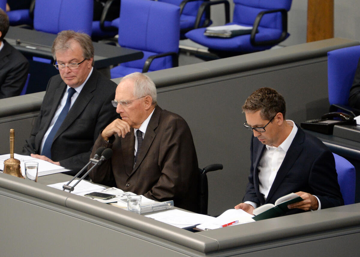 Schriftführer: Udo Hemmelgarn, (li), AfD, Michael Schrodi, SPD, Vorsitz: Bundestagspräsident Dr. Wolfgang Schäuble, CDU/CSU, 38. Sitzung Deutscher Bundestag. Schäuble, Wolfgang; Hemmelgarn, Udo; Schrodi, Michael Schriftführer: Udo Hemmelgarn, (li), AfD, Michael Schrodi, SPD, Vorsitz: Bundestagspräsident Dr. Wolfgang Schäuble, CDU/CSU, 38. Sitzung Deutscher Bundestag.