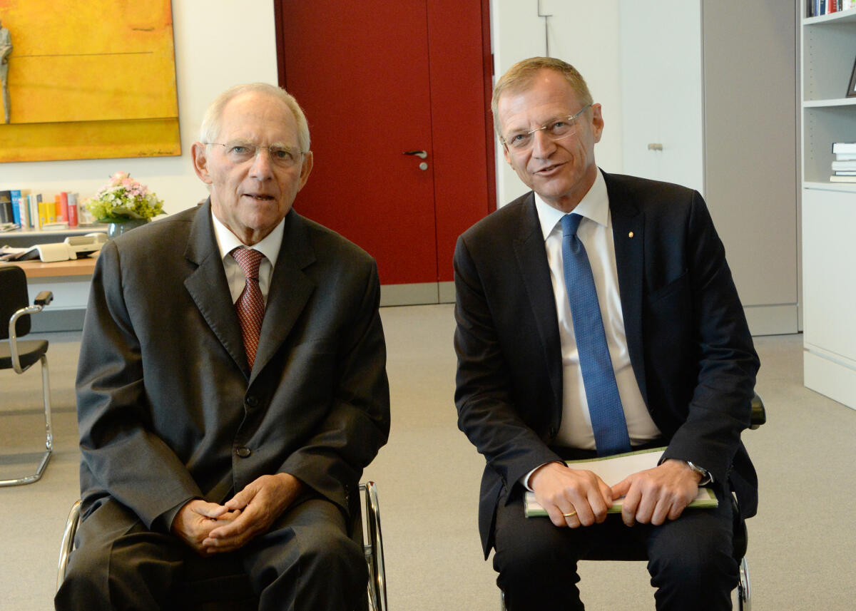 Bundestagspräsident Dr. Wolfgang Schäuble, (li), CDU/CSU, empfängt den Landeshauptmann von Oberösterreich, Thomas Stelzer, (re), zu einem Gespräch. Schäuble, Wolfgang; Stelzer, Thomas Bundestagspräsident Dr. Wolfgang Schäuble, (li), CDU/CSU, empfängt den Landeshauptmann von Oberösterreich, Thomas Stelzer, (re), zu einem Gespräch.