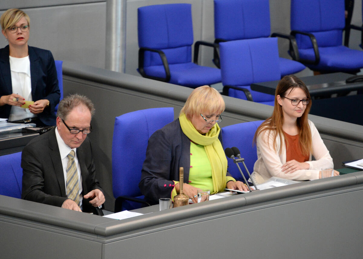 Kemmer, Ronja; Roth, Claudia; Cezanne, Jörg Schriftführer: Ronja Kemmer, re), CDU/CSU, Jörg Cézanne, (li), DIE LINKE, Vorsitz: Bundestagsvizepräsidentin Claudia Roth, Bündnis 90/Die Grünen, 37. Sitzung Deutscher Bundestag.