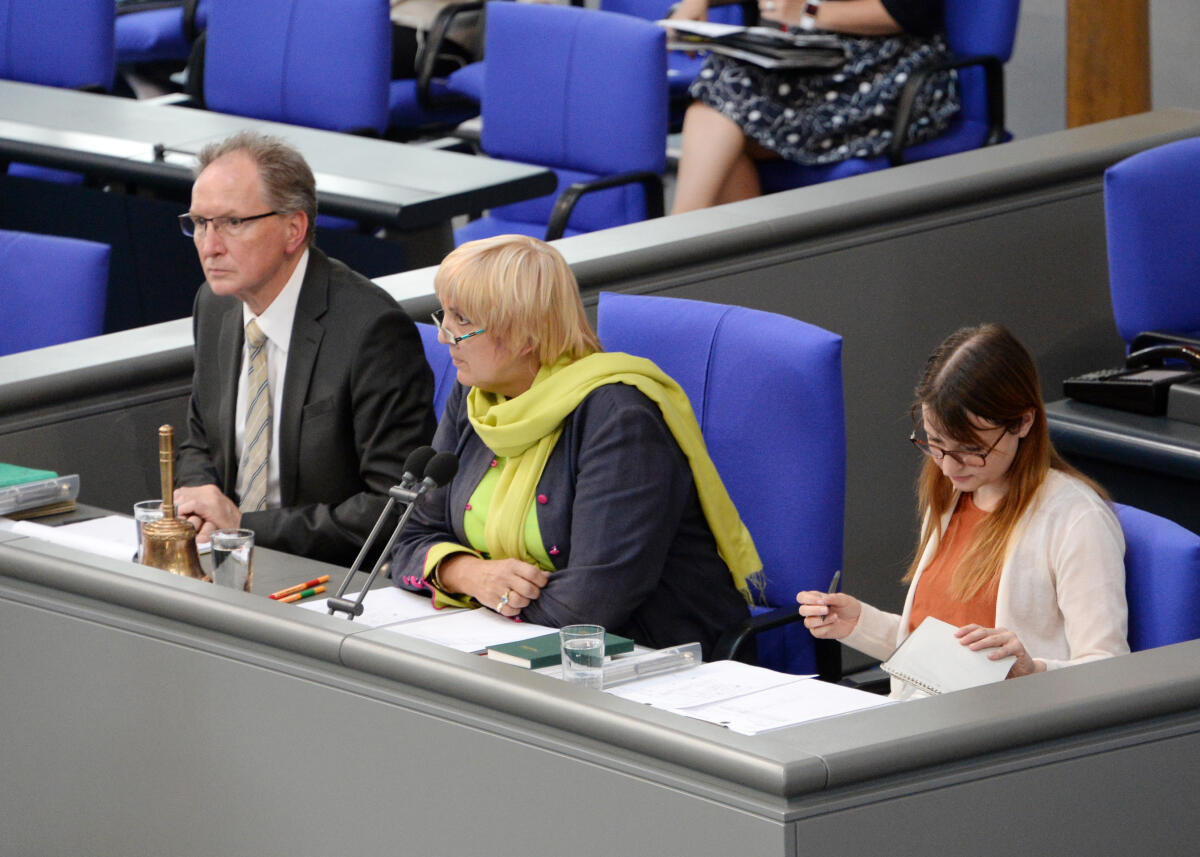 Kemmer, Ronja; Roth, Claudia; Cezanne, Jörg Schriftführer: Ronja Kemmer, re), CDU/CSU, Jörg Cézanne, (li), DIE LINKE, Vorsitz: Bundestagsvizepräsidentin Claudia Roth, Bündnis 90/Die Grünen, 37. Sitzung Deutscher Bundestag.