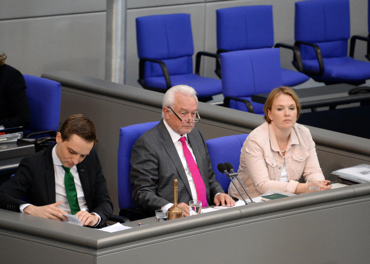 Strasser, Benjamin; Bernstein, Melanie; Roth, Claudia Schriftführer: Benjamin Strasser, (li), FDP, Melanie Bernstein, (re), CDU/CSU, Vorsitz: Bundestagsvizepräsident Wolfgang Kubicki, FDP, 37. Sitzung Deutscher Bundestag.