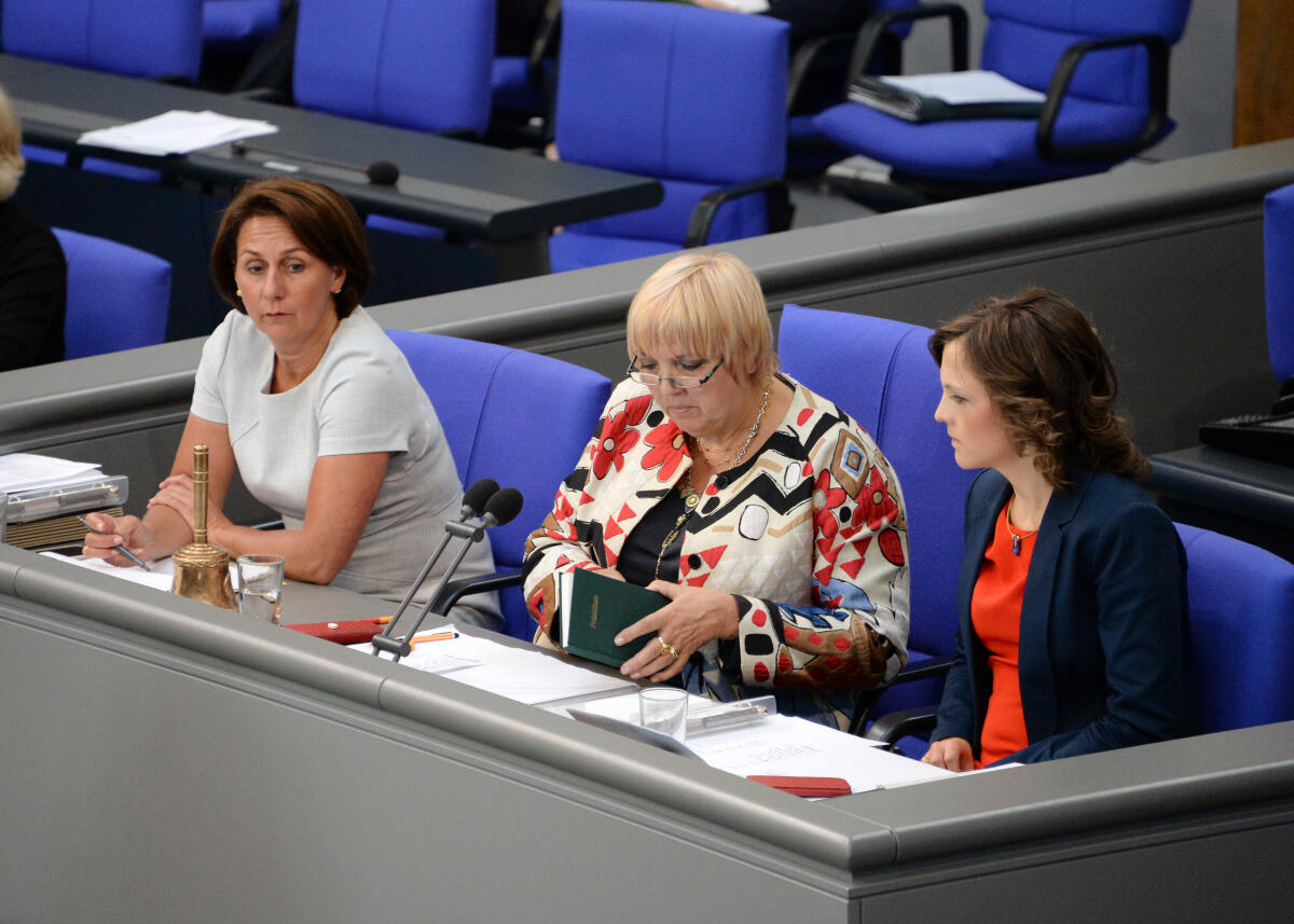 Westig, Nicole; Kaiser, Elisabeth; Roth, Claudia Schriftführer: Nicole Westig, (li), FDP, Dr. Elisabeth Kaiser, (re), SPD, Vorsitz: Bundestagsvizepräsidentin Claudia Roth, Bündnis 90/Die Grünen, 36. Sitzung Deutscher Bundestag.