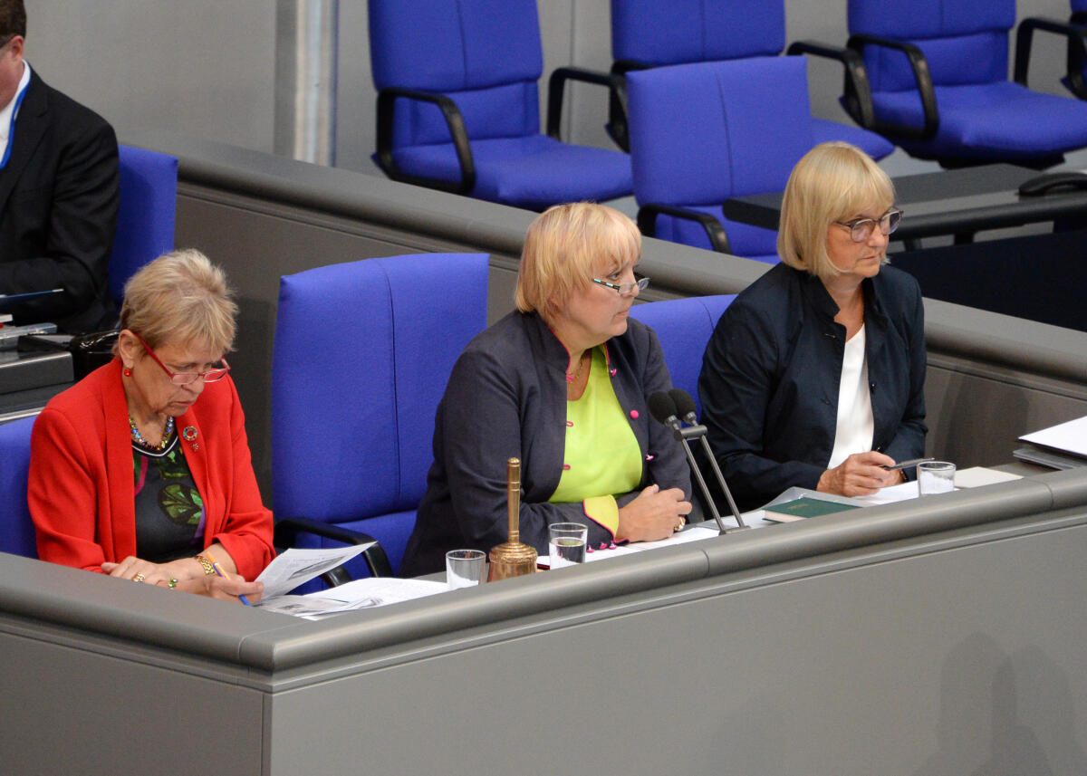 Nissen, Ulli; Hoffmann, Bettina; Roth, Claudia Schriftführer: Ulli Nissen, (li), SPD, Bettina Hoffmann, (re), Bündnis 90/Die Grünen, Vorsitz: Bundestagsvizepräsidentin Claudia Roth, Bündnis 90/Die Grünen, 37. Sitzung Deutscher Bundestag.