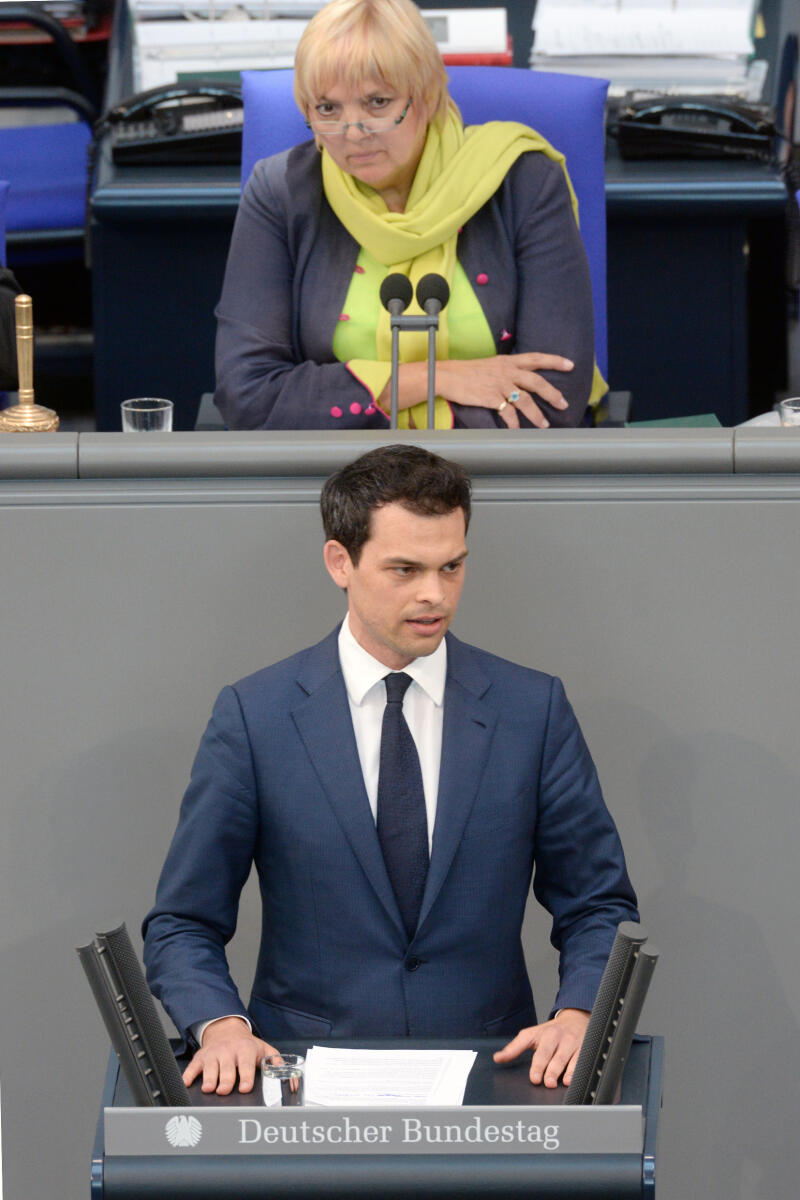 Dr. Christoph Ploß, CDU/CSU, Bundestagsabgeordneter, Abgeordneter, Mitglied Deutscher Bundestag, MdB, Rede, 37. Sitzung, Top 25, Thema: Sparsamkeit bei dem mehrjährigen EU-Finanzrahmen, Vorsitz: Bundestagsvizepräsidentin Claudia Roth, Bündnis 90/Die Grünen.; Rednerpult. Ploß, Christoph; Roth, Claudia Dr. Christoph Ploß, CDU/CSU, Bundestagsabgeordneter, Abgeordneter, Mitglied Deutscher Bundestag, MdB, Rede, 37. Sitzung, Top 25, Thema: Sparsamkeit bei dem mehrjährigen EU-Finanzrahmen, Vorsitz: Bundestagsvizepräsidentin Claudia Roth, Bündnis 90/Die Grünen.; Rednerpult.