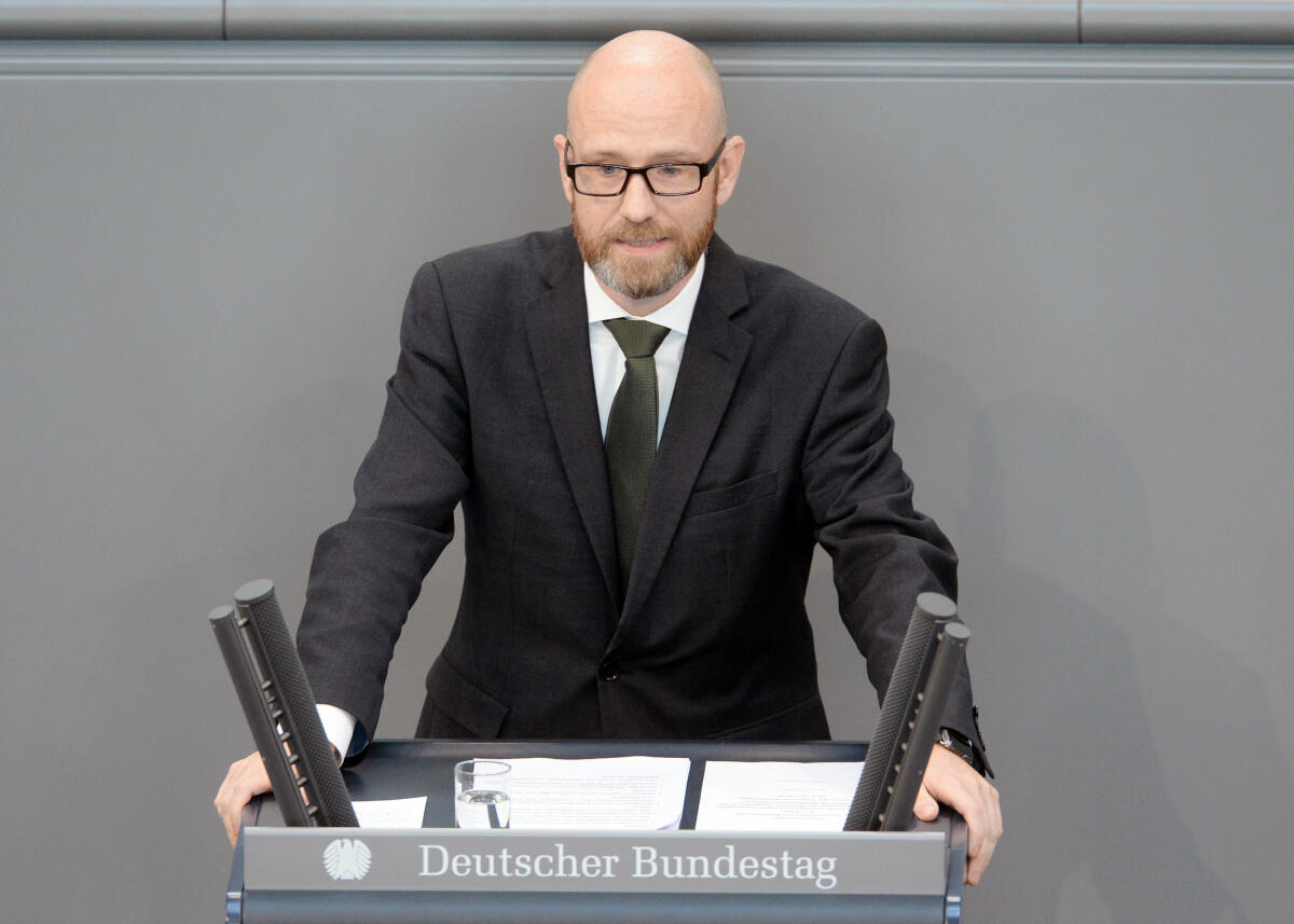 Tauber, Peter Dr. Peter Tauber, CDU/CSU, Bundestagsabgeordneter, Abgeordneter, Mitglied Deutscher Bundestag, MdB, Rede, 36. Sitzung, Top 8, Thema: Bundeswehreinsatz im Mittelmeer (EUNA VFOR MED).; Rednerpult.