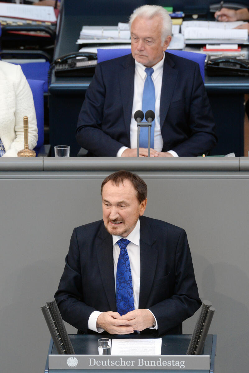 Manfred Todtenhausen, FDP, Bundestagsabgeordneter, Abgeordneter, Mitglied Deutscher Bundestag, MdB, Rede, 36. Sitzung, Top 5, Thema: Tätigkeitsbericht 2017 des Petitionsausschusses, Vorsitz: Bundestagsvizepräsident Wolfgang Kubicki, FDP.; Rednerpult. Todtenhausen, Manfred; Kubicki, Wolfgang Manfred Todtenhausen, FDP, Bundestagsabgeordneter, Abgeordneter, Mitglied Deutscher Bundestag, MdB, Rede, 36. Sitzung, Top 5, Thema: Tätigkeitsbericht 2017 des Petitionsausschusses, Vorsitz: Bundestagsvizepräsident Wolfgang Kubicki, FDP.; Rednerpult.