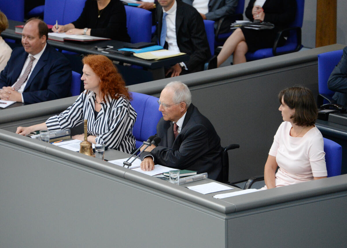 Schäuble, Wolfgang; Bause, Margarete; Mannes, Astrid Schriftführer: Margarete Bause, (li), Bündnis 90/Die Grünen, Dr. Astrid Mannes, (re), CDU/CSU, Vorsitz: Bundestagspräsident Dr. Wolfgang Schäuble, CDU/CSU, 35. Sitzung Deutscher Bundestag, Top 1.