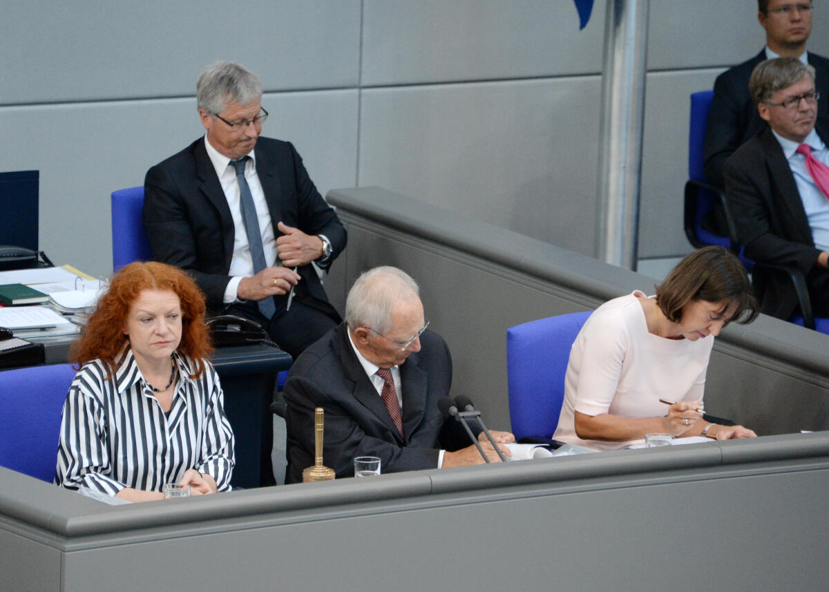 Schriftführer: Margarete Bause, (li), Bündnis 90/Die Grünen, Dr. Astrid Mannes, (re), CDU/CSU, Vorsitz: Bundestagspräsident Dr. Wolfgang Schäuble, CDU/CSU, 35. Sitzung Deutscher Bundestag, Top 1. Schäuble, Wolfgang; Bause, Margarete; Mannes, Astrid Schriftführer: Margarete Bause, (li), Bündnis 90/Die Grünen, Dr. Astrid Mannes, (re), CDU/CSU, Vorsitz: Bundestagspräsident Dr. Wolfgang Schäuble, CDU/CSU, 35. Sitzung Deutscher Bundestag, Top 1.