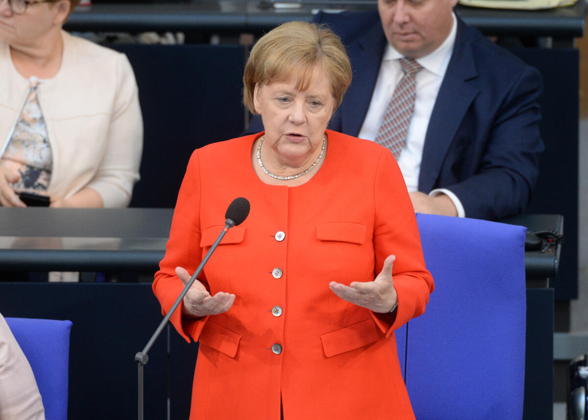 Bundeskanzlerin Dr. Angela Merkel, CDU/CSU, bei der Befragung der Bundesregierung.; Regierungsbank, Regierungsbefragung, 35. Sitzung Deutscher Bundestag, Top 1.; Getse, Gestik. Merkel, Angela Bundeskanzlerin Dr. Angela Merkel, CDU/CSU, bei der Befragung der Bundesregierung.; Regierungsbank, Regierungsbefragung, 35. Sitzung Deutscher Bundestag, Top 1.; Getse, Gestik.