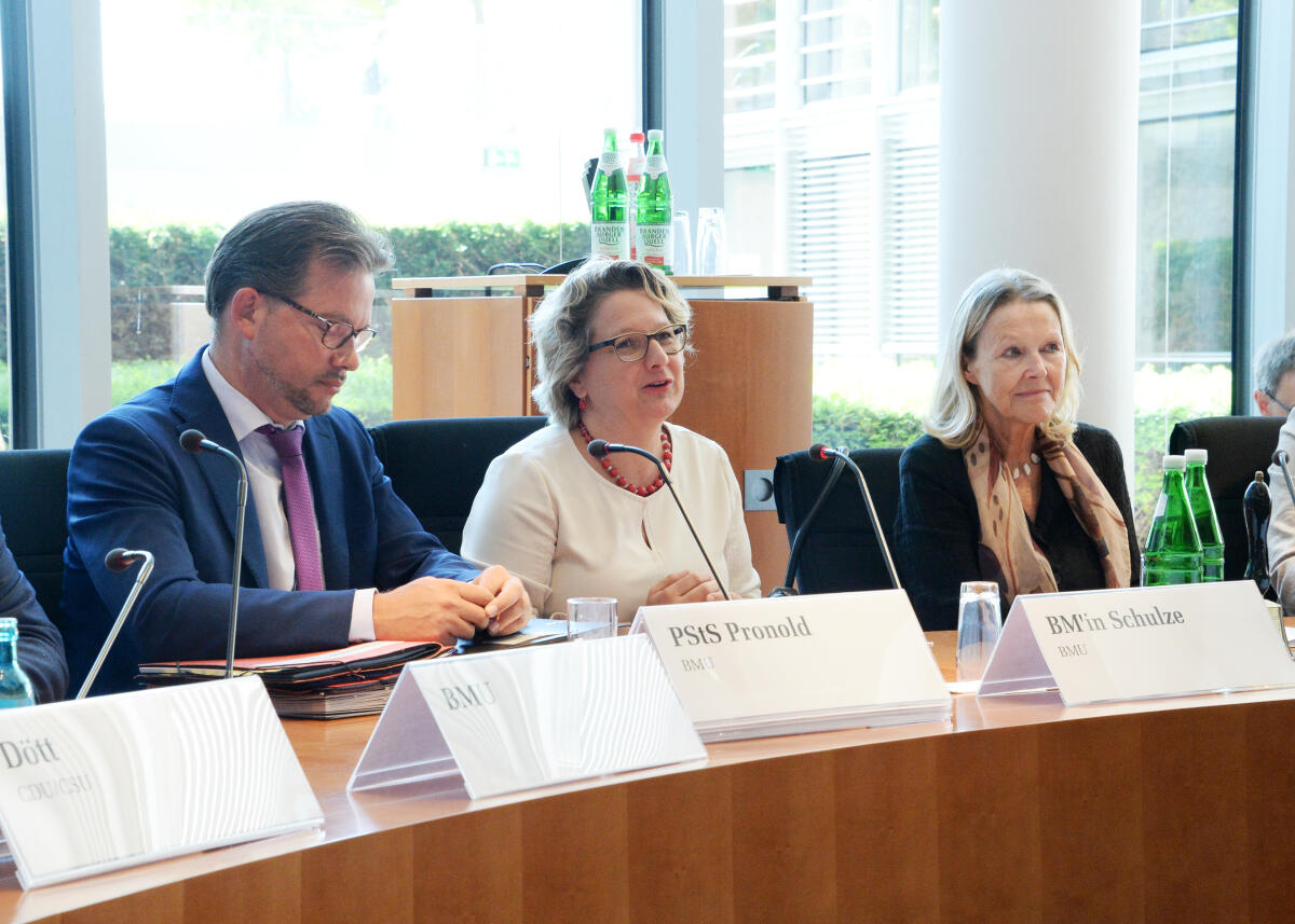 Die Bundesministerin für Umwelt, Naturschutz, und nukleare Sicherheit, Svenja Schulze, (mitte), SPD, ist zu Gast beim gleichnamigen Ausschuss des Deutschen Bundestages. Sylvia Kotting-Uhl, (re), Bündnis 90/Die Grünen, Vorsitzende des Ausschusses, leitet die Sitzung, an der der Parlamentarische Staatssekretär Florian Pronold, SPD, teilnimmt. Kotting-Uhl, Sylvia; Schulze, Svenja; Pronold, Florian Die Bundesministerin für Umwelt, Naturschutz, und nukleare Sicherheit, Svenja Schulze, (mitte), SPD, ist zu Gast beim gleichnamigen Ausschuss des Deutschen Bundestages. Sylvia Kotting-Uhl, (re), Bündnis 90/Die Grünen, Vorsitzende des Ausschusses, leitet die Sitzung, an der der Parlamentarische Staatssekretär Florian Pronold, SPD, teilnimmt.