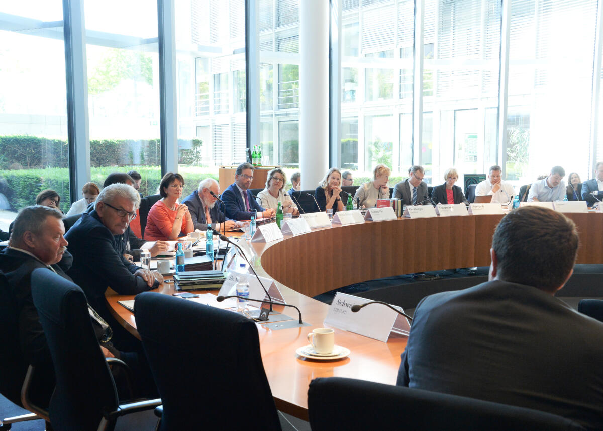 Die Bundesministerin für Umwelt, Naturschutz, und nukleare Sicherheit, Svenja Schulze, SPD, ist zu Gast beim gleichnamigen Ausschuss des Deutschen Bundestages. Sylvia Kotting-Uhl, Bündnis 90/Die Grünen, Vorsitzende des Ausschusses, leitet die Sitzung, an der der Parlamentarische Staatssekretär Florian Pronold, SPD, teilnimmt.; Übersicht. Die Bundesministerin für Umwelt, Naturschutz, und nukleare Sicherheit, Svenja Schulze, SPD, ist zu Gast beim gleichnamigen Ausschuss des Deutschen Bundestages. Sylvia Kotting-Uhl, Bündnis 90/Die Grünen, Vorsitzende des Ausschusses, leitet die Sitzung, an der der Parlamentarische Staatssekretär Florian Pronold, SPD, teilnimmt.; Übersicht.