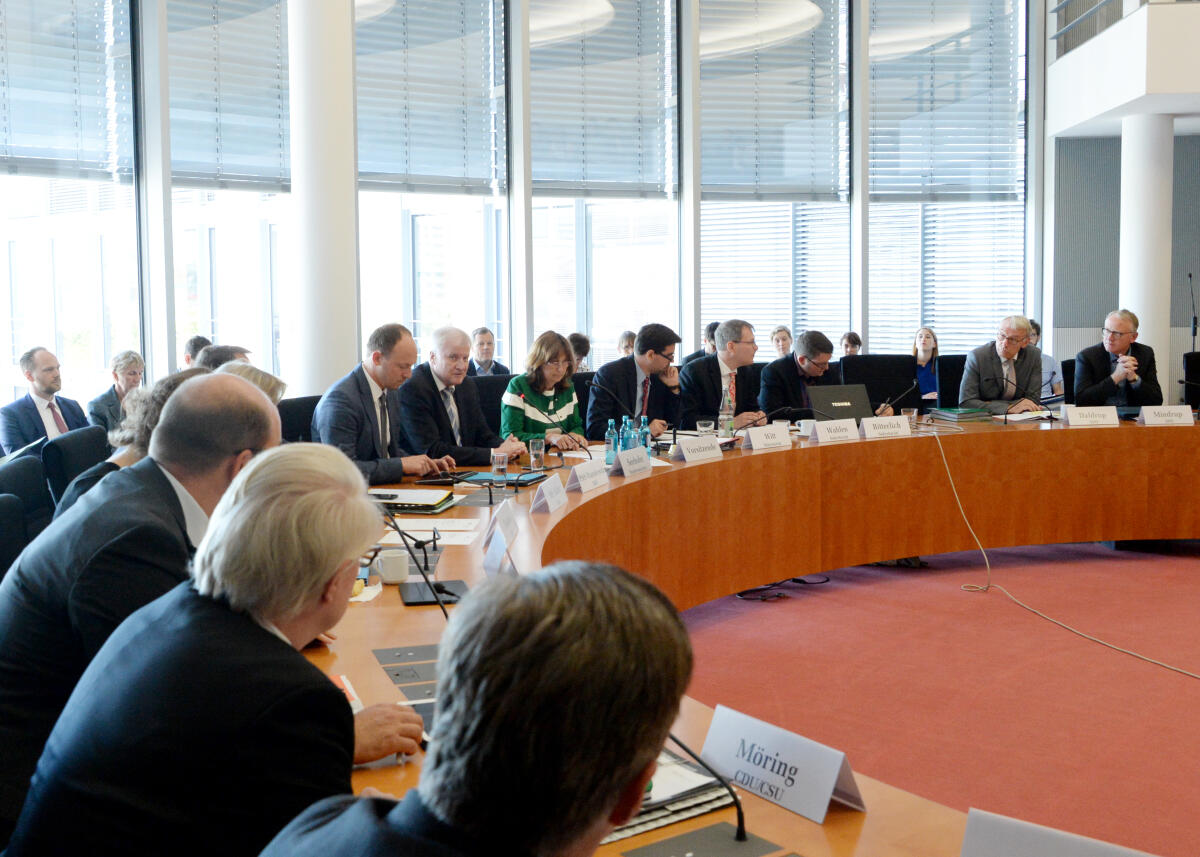 Mechthild Heil, CDU/CSU, Vorsitzende des Ausschusses des Deutschen Bundestages für Bau, Wohnen, Stadtentwicklung und Kommunen, begrüßt den Bundesinnenminister Horst Seehofer, CDU/CSU, der als Gast an einer Ausschusssitzung teilnimmt.; Übersicht. Mechthild Heil, CDU/CSU, Vorsitzende des Ausschusses des Deutschen Bundestages für Bau, Wohnen, Stadtentwicklung und Kommunen, begrüßt den Bundesinnenminister Horst Seehofer, CDU/CSU, der als Gast an einer Ausschusssitzung teilnimmt.; Übersicht.