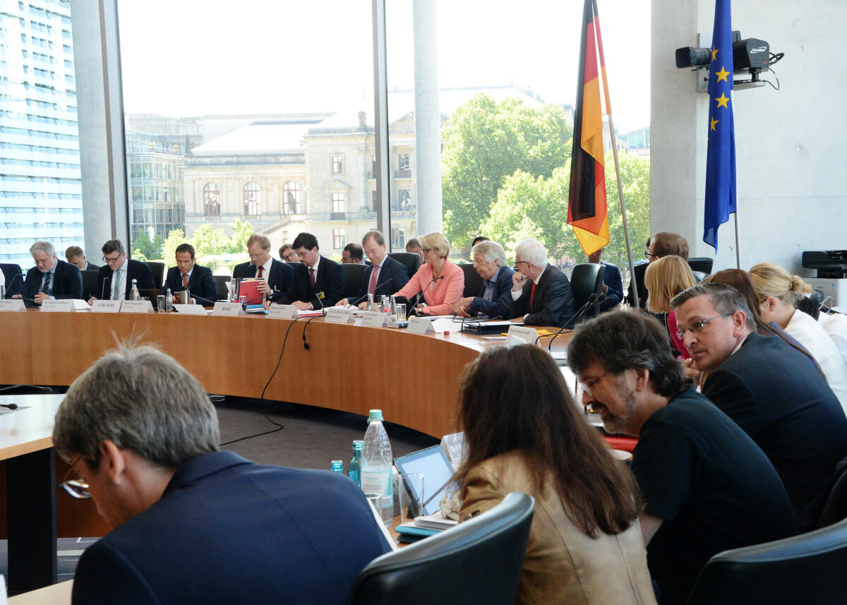 Anja Karliczek, CDU/CSU, Bundesministerin für Bildung und Forschung, ist zu Gast beim Ausschuss des Deutschen Bundestages für Bildung, Forschung, und Technikfolgenabschätzung. Dr. Ernst Dieter Rossmann, SPD, Vorsitzender des Ausschusses, leitet die Sitzung.; Übersicht. Anja Karliczek, CDU/CSU, Bundesministerin für Bildung und Forschung, ist zu Gast beim Ausschuss des Deutschen Bundestages für Bildung, Forschung, und Technikfolgenabschätzung. Dr. Ernst Dieter Rossmann, SPD, Vorsitzender des Ausschusses, leitet die Sitzung.; Übersicht.