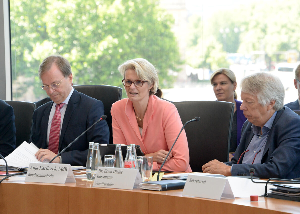 Anja Karliczek, CDU/CSU, Bundesministerin für Bildung und Forschung, ist zu Gast beim Ausschuss des Deutschen Bundestages für Bildung, Forschung, und Technikfolgenabschätzung. Dr. Ernst Dieter Rossmann, (re), SPD, Vorsitzender des Ausschusses, leitet die Sitzung. Li.: Thomas Rachel, CDU/CSU, Parlamentarischer Staatssekretär. Rossmann, Ernst Dieter; Karliczek, Anja; Rachel, Thomas Anja Karliczek, CDU/CSU, Bundesministerin für Bildung und Forschung, ist zu Gast beim Ausschuss des Deutschen Bundestages für Bildung, Forschung, und Technikfolgenabschätzung. Dr. Ernst Dieter Rossmann, (re), SPD, Vorsitzender des Ausschusses, leitet die Sitzung. Li.: Thomas Rachel, CDU/CSU, Parlamentarischer Staatssekretär.