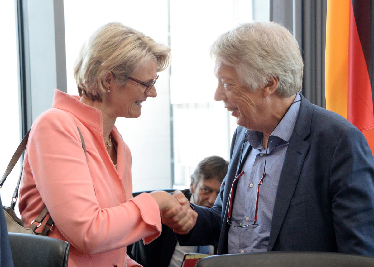 Anja Karliczek, CDU/CSU, Bundesministerin für Bildung und Forschung, ist zu Gast beim Ausschuss des Deutschen Bundestages für Bildung, Forschung, und Technikfolgenabschätzung. Dr. Ernst Dieter Rossmann, SPD, Vorsitzender des Ausschusses, hier bei der Begrüßung der Ministerin, leitet die Sitzung. Rossmann, Ernst Dieter; Karliczek, Anja Anja Karliczek, CDU/CSU, Bundesministerin für Bildung und Forschung, ist zu Gast beim Ausschuss des Deutschen Bundestages für Bildung, Forschung, und Technikfolgenabschätzung. Dr. Ernst Dieter Rossmann, SPD, Vorsitzender des Ausschusses, hier bei der Begrüßung der Ministerin, leitet die Sitzung.