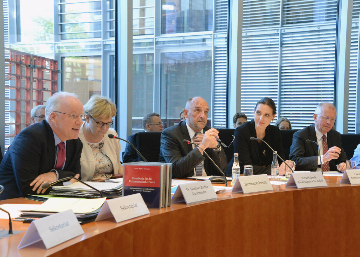 Dr. Matthias Bartke, (li), SPD, Vorsitzender des Ausschusses des Deutschen Bundestages für Arbeit und Soziales, eröffnet die Ausschusssitzung, an der als Gäste der Vorsitzende der Bundesagentur für Arbeit, Detlef Scheele, (mitte), der Geschäftsführer Controlling, Dr. Klaus Schubert, (re), und Valerie Holsboer, (2.v.re), Finanzen, Statistik und Einkauf, beide Bundesagentur für Arbeit, teilnehmen. 2.v.li: Staatssekretärin Anette Kramme, SPD. Bartke, Matthias; Kramme, Anette; Holsboer, Valerie; Scheele, Detlef; Schuberth, Klaus Dr. Matthias Bartke, (li), SPD, Vorsitzender des Ausschusses des Deutschen Bundestages für Arbeit und Soziales, eröffnet die Ausschusssitzung, an der als Gäste der Vorsitzende der Bundesagentur für Arbeit, Detlef Scheele, (mitte), der Geschäftsführer Controlling, Dr. Klaus Schubert, (re), und Valerie Holsboer, (2.v.re), Finanzen, Statistik und Einkauf, beide Bundesagentur für Arbeit, teilnehmen. 2.v.li: Staatssekretärin Anette Kramme, SPD.