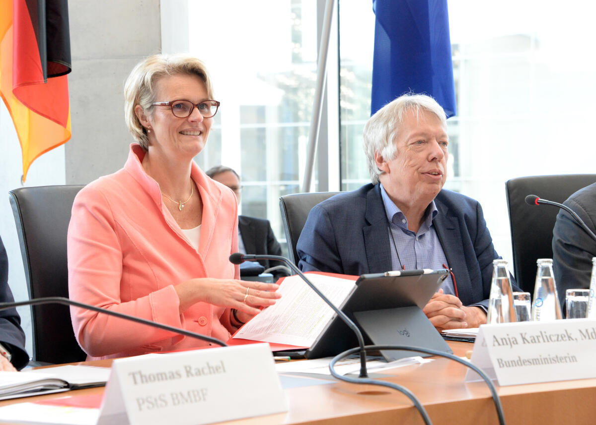 Anja Karliczek, CDU/CSU, Bundesministerin für Bildung und Forschung, ist zu Gast beim Ausschuss des Deutschen Bundestages für Bildung, Forschung, und Technikfolgenabschätzung. Dr. Ernst Dieter Rossmann, SPD, Vorsitzender des Ausschusses, leitet die Sitzung. Rossmann, Ernst Dieter; Karliczek, Anja Anja Karliczek, CDU/CSU, Bundesministerin für Bildung und Forschung, ist zu Gast beim Ausschuss des Deutschen Bundestages für Bildung, Forschung, und Technikfolgenabschätzung. Dr. Ernst Dieter Rossmann, SPD, Vorsitzender des Ausschusses, leitet die Sitzung.