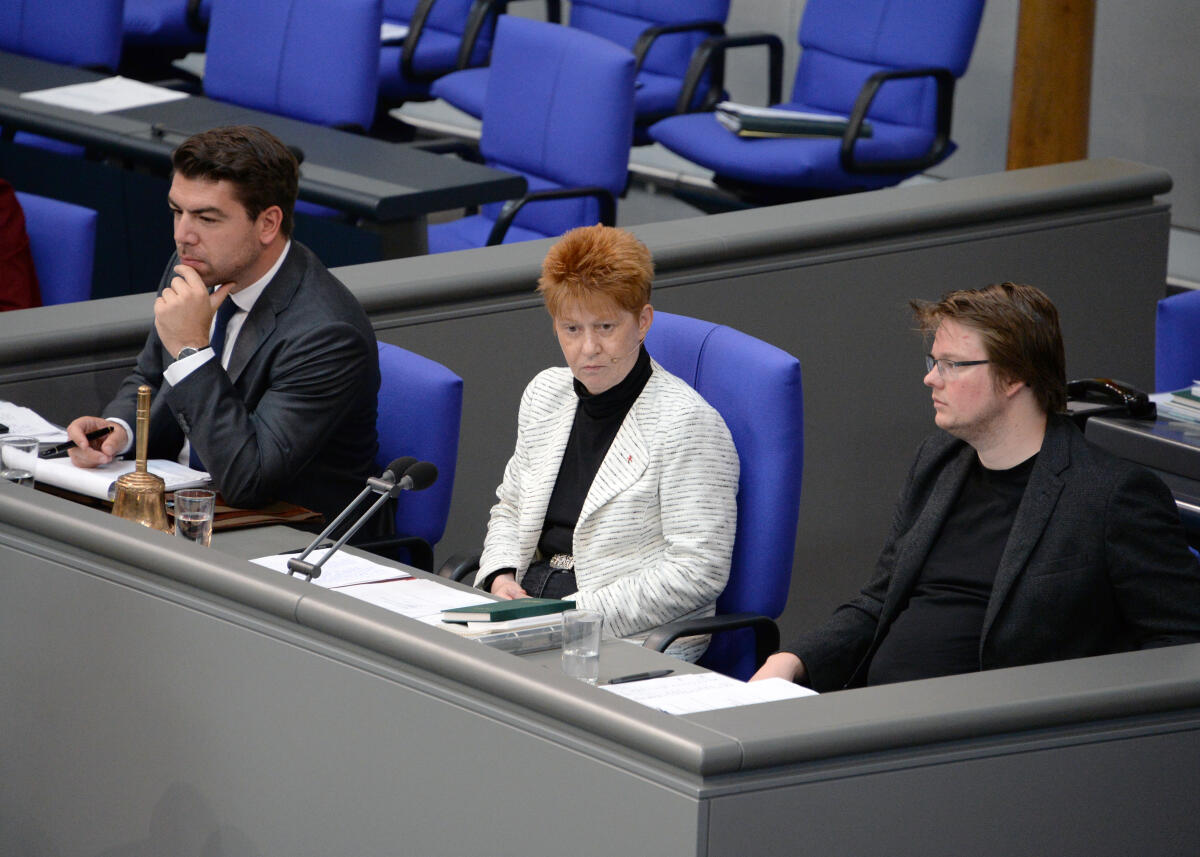 Schriftführer: Thomas Hitschler, (li), SPD, Michel Brandt, (re), DIE LINKE, Vorsitz: Bundestagsvizepräsidentin Petra Pau, DIE LINKE, 32. Sitzung Deutscher Bundestag. Hitschler, Thomas; Brandt, Michel; Pau, Petra Schriftführer: Thomas Hitschler, (li), SPD, Michel Brandt, (re), DIE LINKE, Vorsitz: Bundestagsvizepräsidentin Petra Pau, DIE LINKE, 32. Sitzung Deutscher Bundestag.