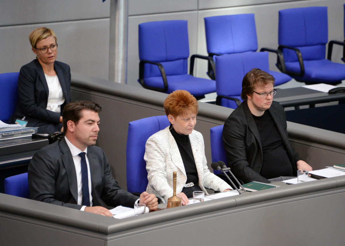 Hitschler, Thomas; Brandt, Michel; Pau, Petra Schriftführer: Thomas Hitschler, (li), SPD, Michel Brandt, (re), DIE LINKE, Vorsitz: Bundestagsvizepräsidentin Petra Pau, DIE LINKE, 32. Sitzung Deutscher Bundestag.