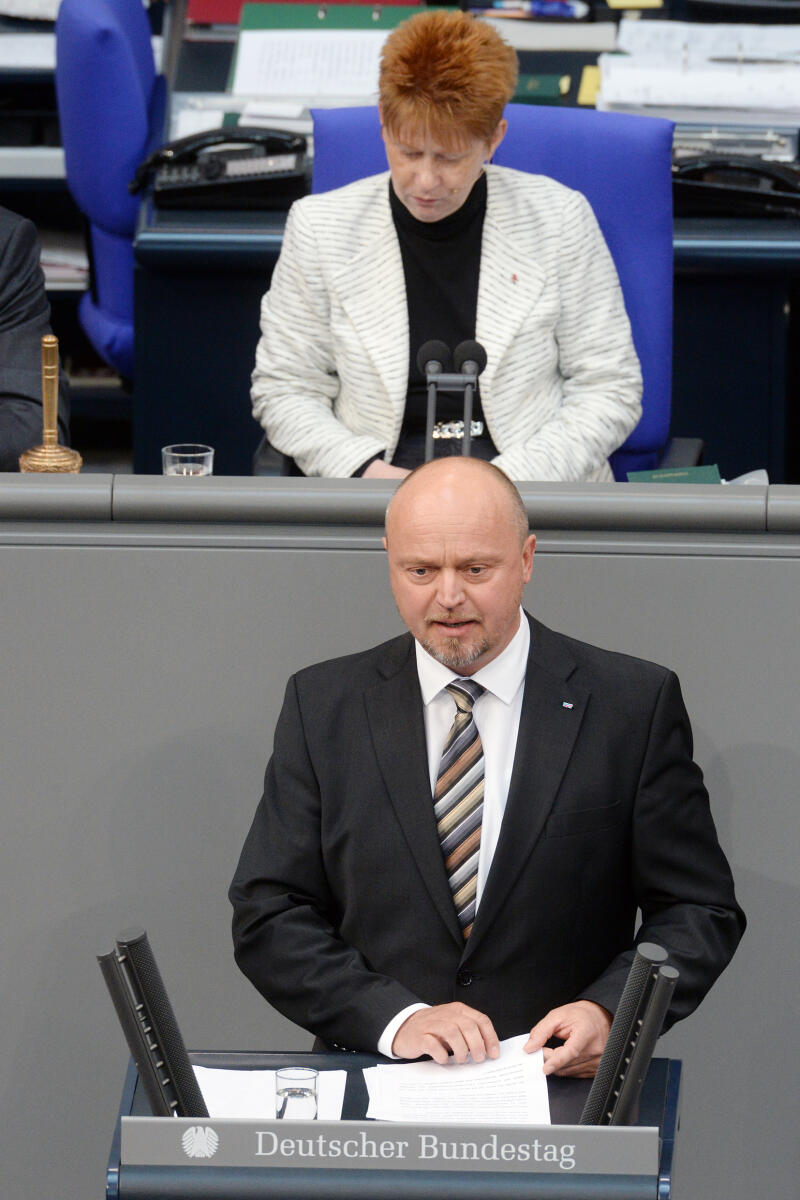 Friedhoff, Dietmar; Pau, Petra Dietmar Friedhoff, AfD, Bundestagsabgeordneter, Abgeordneter, Mitglied Deutscher Bundestag, MdB, Rede, 32. Sitzung, Top 1 Epl 23, Thema: Haushaltsgesetz 2018 - Wirtschaftliche Zusammenarbeit und Entwicklung, Vorsitz: Bundestagsvizepräsidentin Petra Pau, DIE LINKE.; Rednerpult.