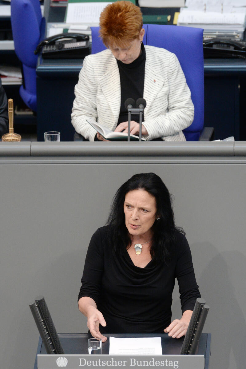 Pau, Petra; Schreiber, Eva-Maria Eva-Maria Elisabeth Schreiber, DIE LINKE, Bundestagsabgeordnete, Abgeordnete, Mitglied Deutscher Bundestag, MdB, Rede, 32. Sitzung, Top 1 Epl 23, Thema: Haushaltsgesetz 2018 - Wirtschaftliche Zusammenarbeit und Entwicklung, Vorsitz: Bundestagsvizepräsidentin Petra Pau, DIE LINKE.; Rednerpult.