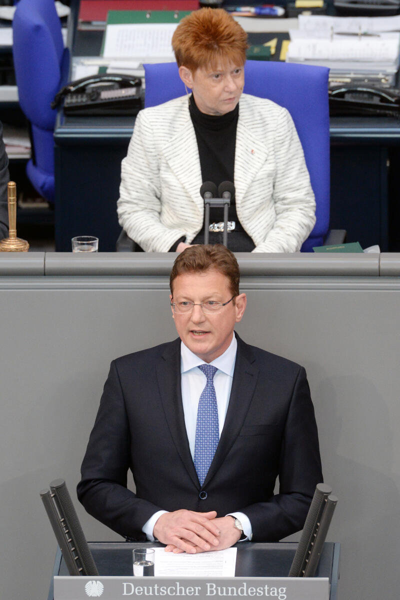 Stefan Sauer, CDU/CSU, Bundestagsabgeordneter, Abgeordneter, Mitglied Deutscher Bundestag, MdB, Rede, 32. Sitzung, Top 1 Epl 23, Thema: Haushaltsgesetz 2018 - Wirtschaftliche Zusammenarbeit und Entwicklung, Vorsitz: Bundestagsvizepräsidentin Petra Pau, DIE LINKE.; Rednerpult. Sauer, Stefan; Pau, Petra Stefan Sauer, CDU/CSU, Bundestagsabgeordneter, Abgeordneter, Mitglied Deutscher Bundestag, MdB, Rede, 32. Sitzung, Top 1 Epl 23, Thema: Haushaltsgesetz 2018 - Wirtschaftliche Zusammenarbeit und Entwicklung, Vorsitz: Bundestagsvizepräsidentin Petra Pau, DIE LINKE.; Rednerpult.