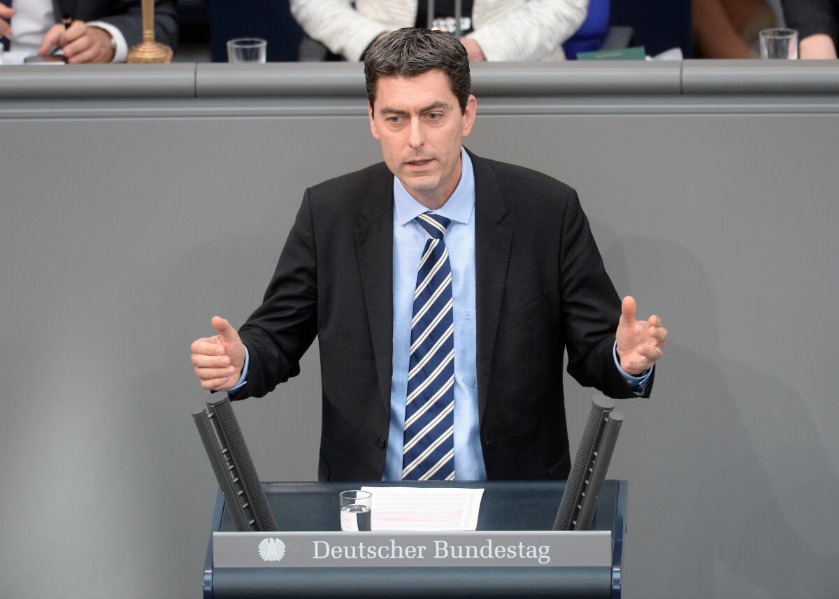 Raabe, Sascha Dr. Sascha Raabe, SPD, Bundestagsabgeordneter, Abgeordneter, Mitglied Deutscher Bundestag, MdB, Rede, 32. Sitzung, Top 1 Epl 23, Thema: Haushaltsgesetz 2018 - Wirtschaftliche Zusammenarbeit und Entwicklung.; Rednerpult.