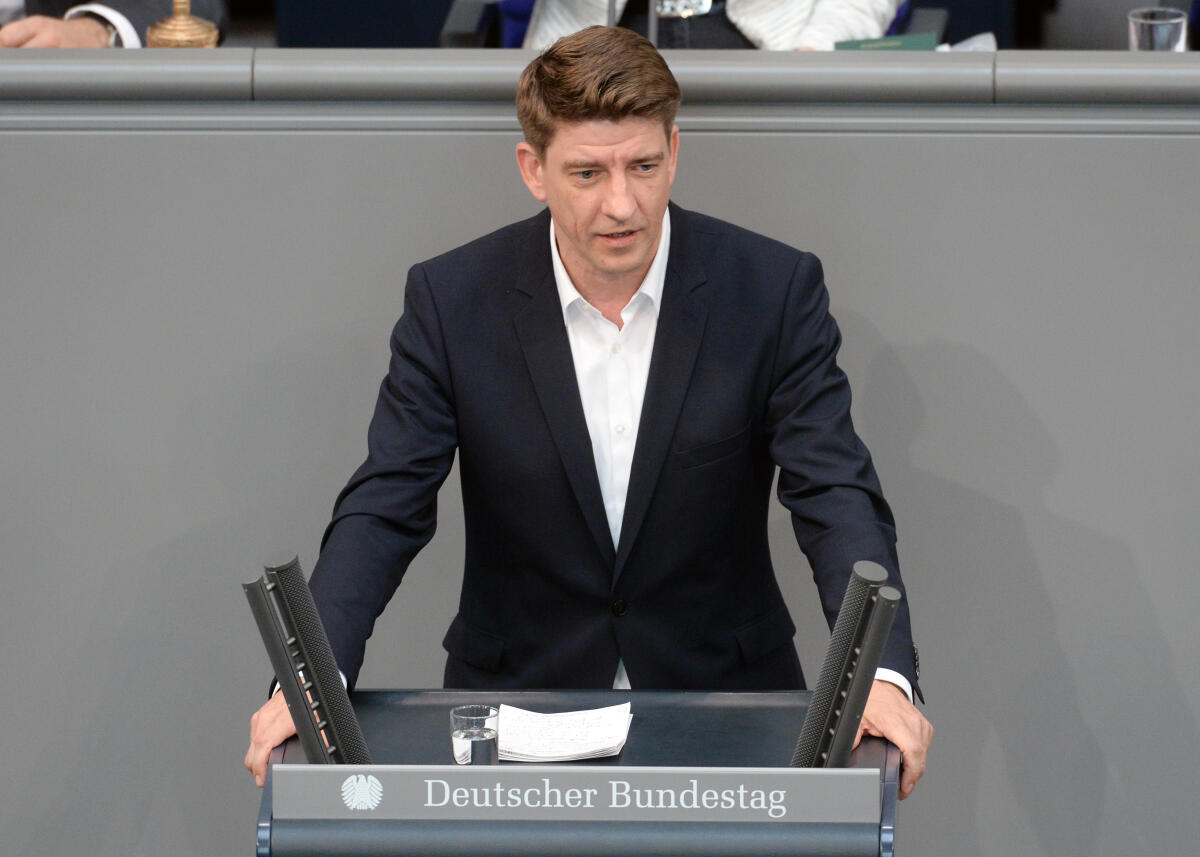 Michael Leutert, DIE LINKE, Bundestagsabgeordneter, Abgeordneter, Mitglied Deutscher Bundestag, MdB, Rede, 32. Sitzung, Top 1 Epl 23, Thema: Haushaltsgesetz 2018 - Wirtschaftliche Zusammenarbeit und Entwicklung.; Rednerpult. Leutert, Michael Michael Leutert, DIE LINKE, Bundestagsabgeordneter, Abgeordneter, Mitglied Deutscher Bundestag, MdB, Rede, 32. Sitzung, Top 1 Epl 23, Thema: Haushaltsgesetz 2018 - Wirtschaftliche Zusammenarbeit und Entwicklung.; Rednerpult.