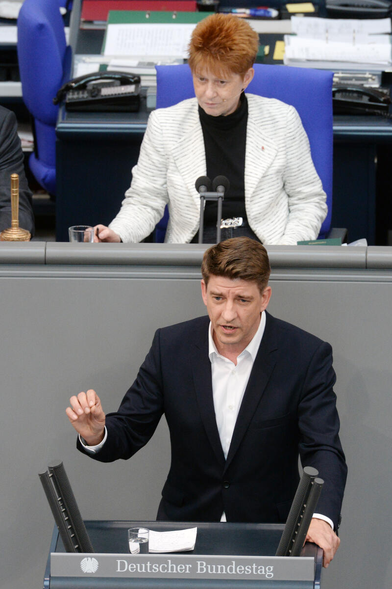Michael Leutert, DIE LINKE, Bundestagsabgeordneter, Abgeordneter, Mitglied Deutscher Bundestag, MdB, Rede, 32. Sitzung, Top 1 Epl 23, Thema: Haushaltsgesetz 2018 - Wirtschaftliche Zusammenarbeit und Entwicklung, Vorsitz: Bundestagsvizepräsidentin Petra Pau, DIE LINKE.; Rednerpult. Leutert, Michael; Pau, Petra Michael Leutert, DIE LINKE, Bundestagsabgeordneter, Abgeordneter, Mitglied Deutscher Bundestag, MdB, Rede, 32. Sitzung, Top 1 Epl 23, Thema: Haushaltsgesetz 2018 - Wirtschaftliche Zusammenarbeit und Entwicklung, Vorsitz: Bundestagsvizepräsidentin Petra Pau, DIE LINKE.; Rednerpult.